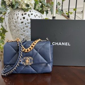100% Authentic Chanel 19 size Small in Navy Blue